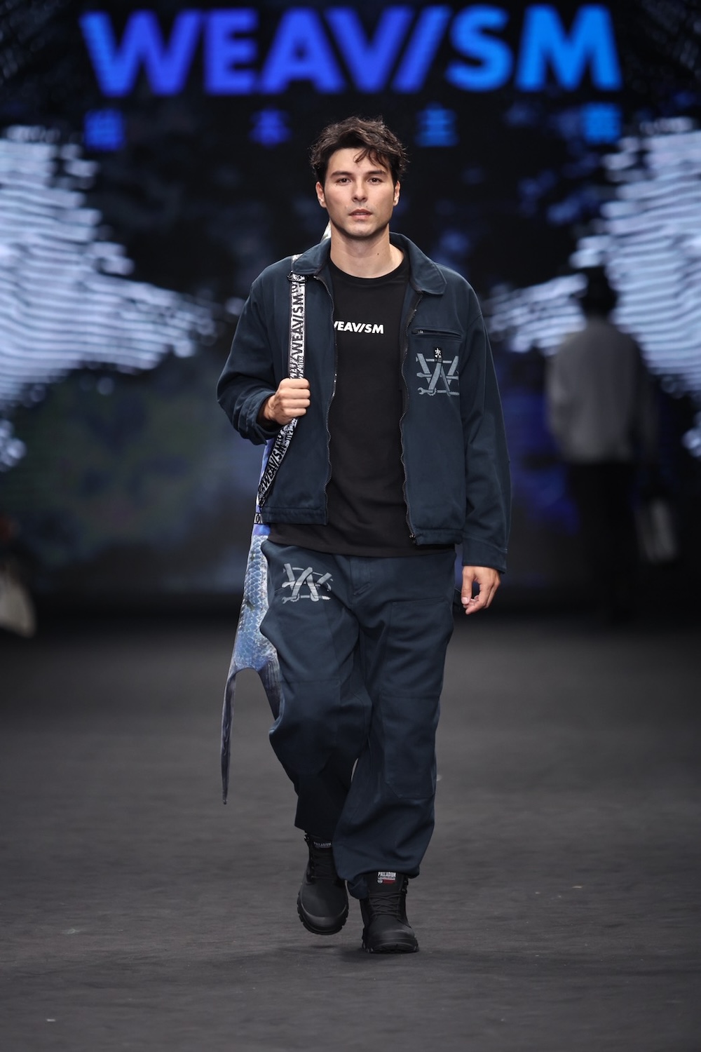 「Fashion,_Action!」：六大臺劇角色集結伸展臺，臺灣設計師如何用服裝定義戲劇精神？_鳳小岳擔任WEAVISM織本主義_x《人生清理員》走秀嘉賓.jpg