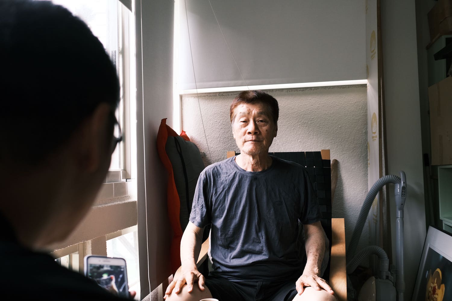 《我在荒野做了一場夢》：台灣生態攝影先驅徐仁修用生命書寫的自然詩篇_徐仁修縱使頂著病痛，仍堅持不斷探險。圖／牽猴子_提供.jpg