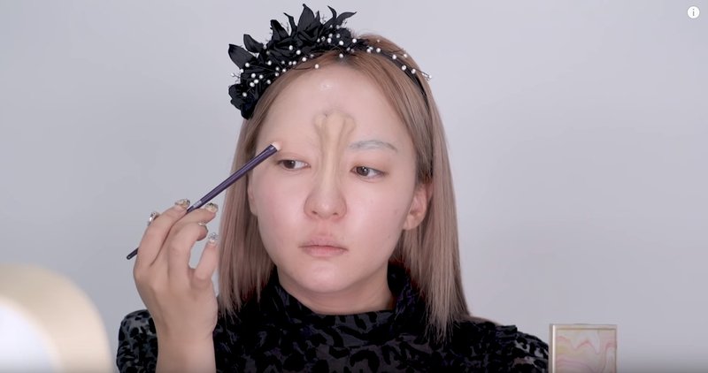 超驚悚！韓國美妝博主靠妝容技巧把「臉弄顛倒」，網驚：下次萬聖節就扮這個⋯(4).jpg