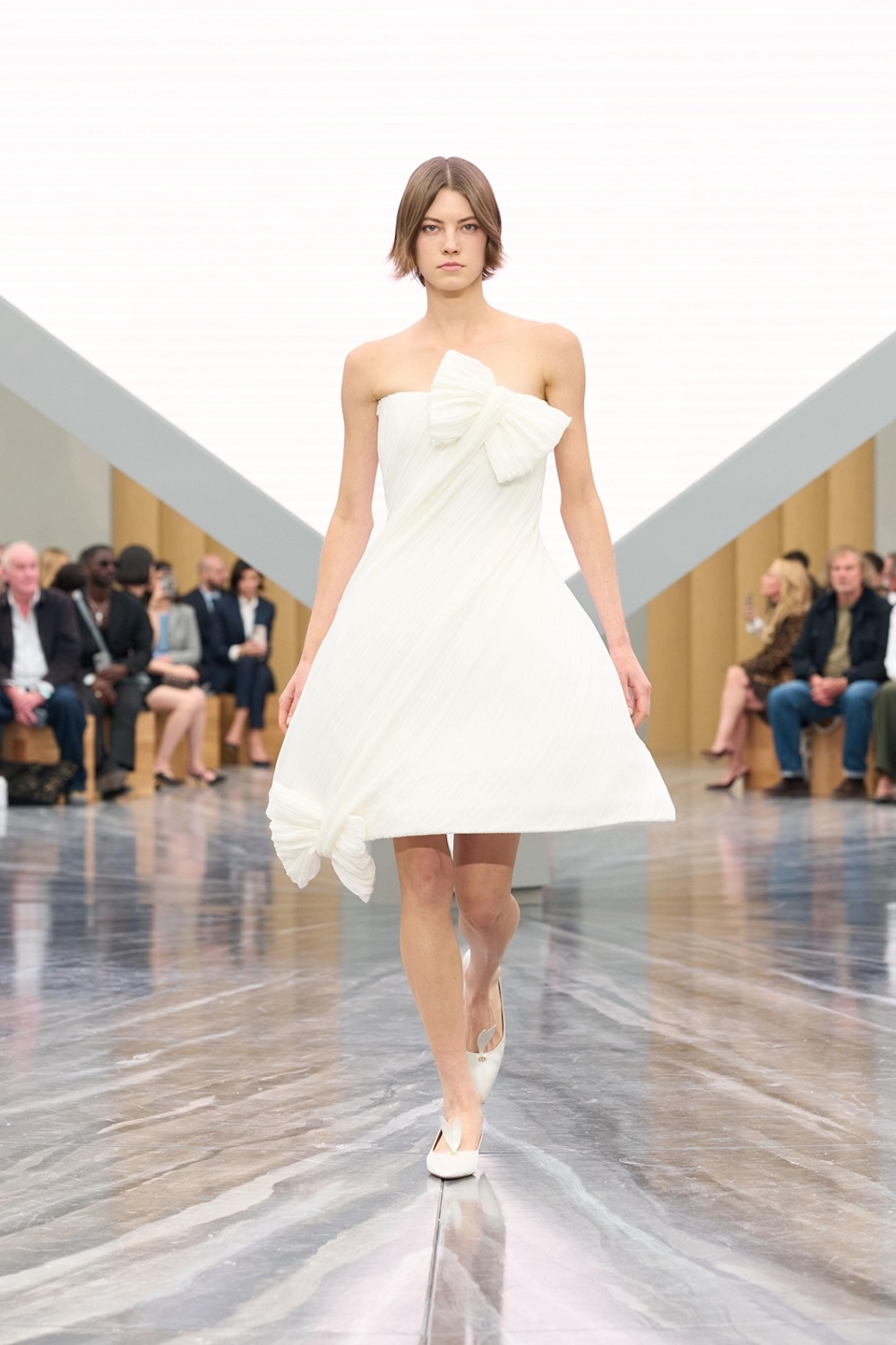 Dior「恐怖片」開幕：創意總監Jonathan_Anderson用張力與工藝解構歷史_1.jpg