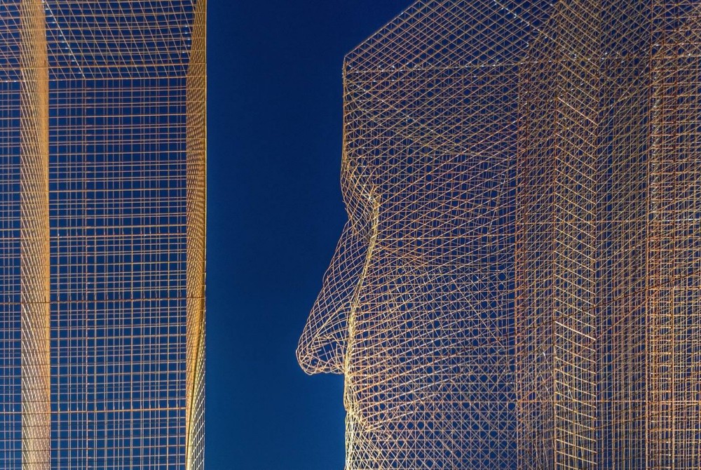 頂樓上的鬼魅人臉？義大利藝術家Edoardo_Tresoldi「人臉鐵絲」雕塑讓西班牙大師建築變縹緲_(3).jpg