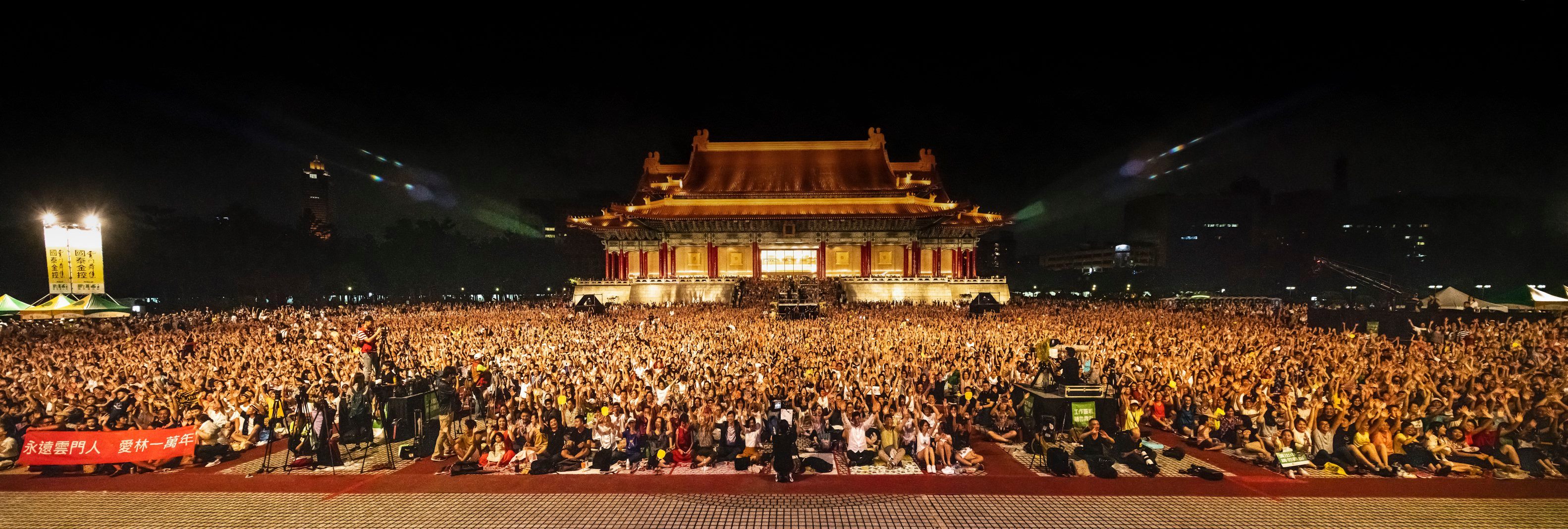 林懷民與雲門近五萬觀眾壯闊場景！紐約時報全版報導「在台灣，一個舞團的薪火相傳」(3).jpg