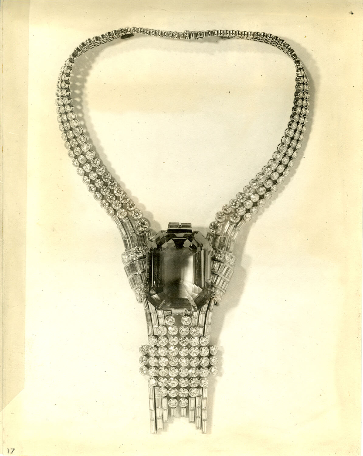 1939年世界博覽會經典重現！Tiffany史上最大鑽石在台亮相_Tiffany於1939年世界博覽會展出鑲嵌海藍寶石和美鑽的高級珠寶項鍊_(1).jpg