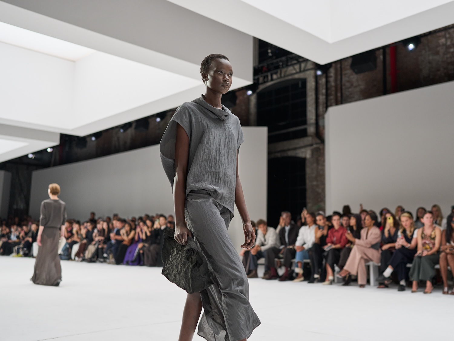 COS_2025秋冬系列回歸紐約：極簡工藝與靜謐力量的交織_COS_AW25_FINALE_05.jpg