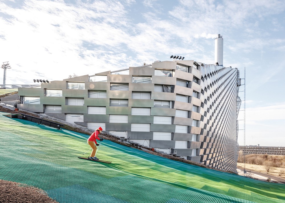 世界首座可滑雪的發電廠！BIG操刀丹麥「CopenHill」綠建築讓垃圾發電廠遇上戶外運動_(8).jpg
