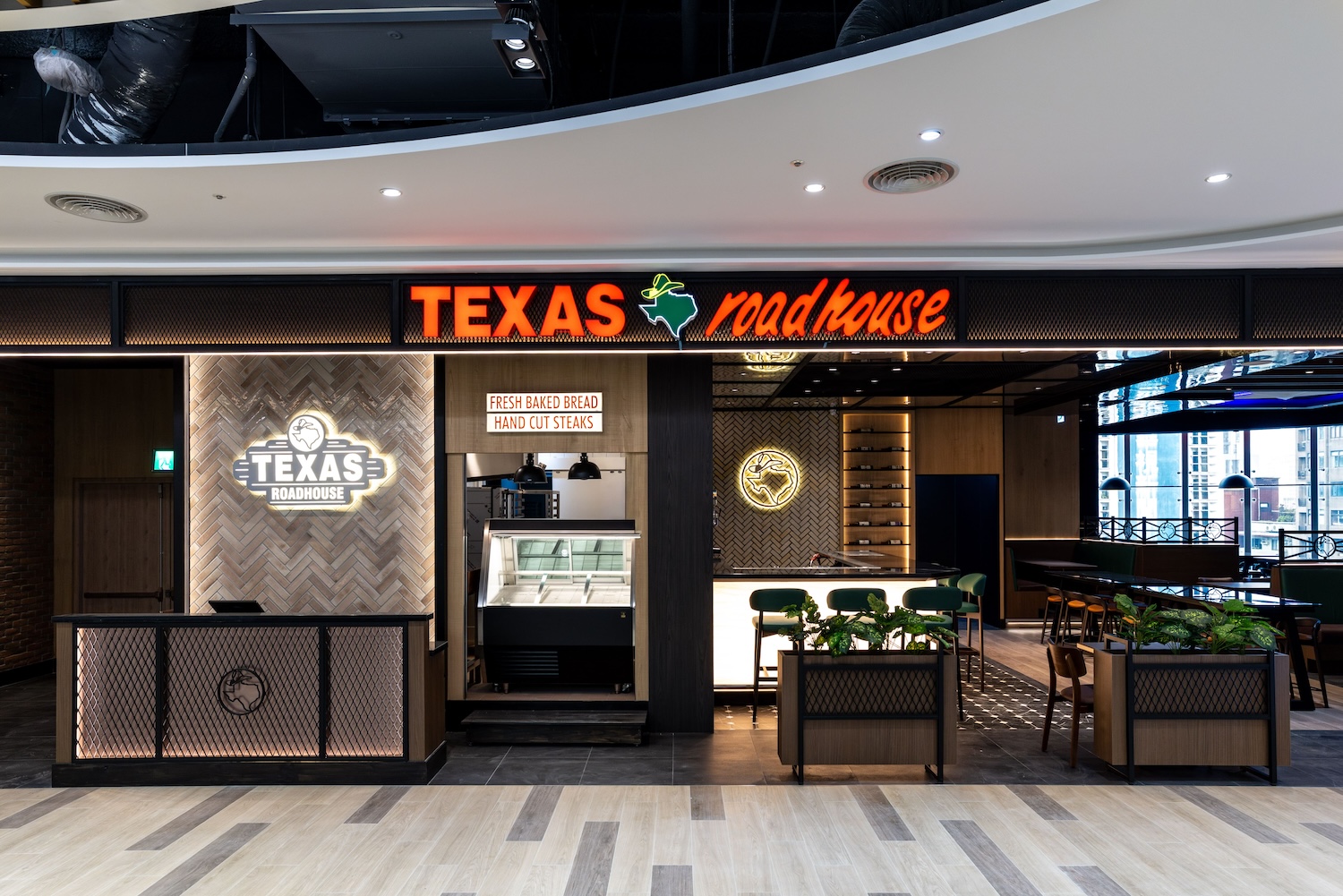 當德州火烤遇上加州陽光！Texas_Roadhouse_3.0與_SALT_STONE_打造落地窗景下的大巨蛋美式生活提案_10_.jpg