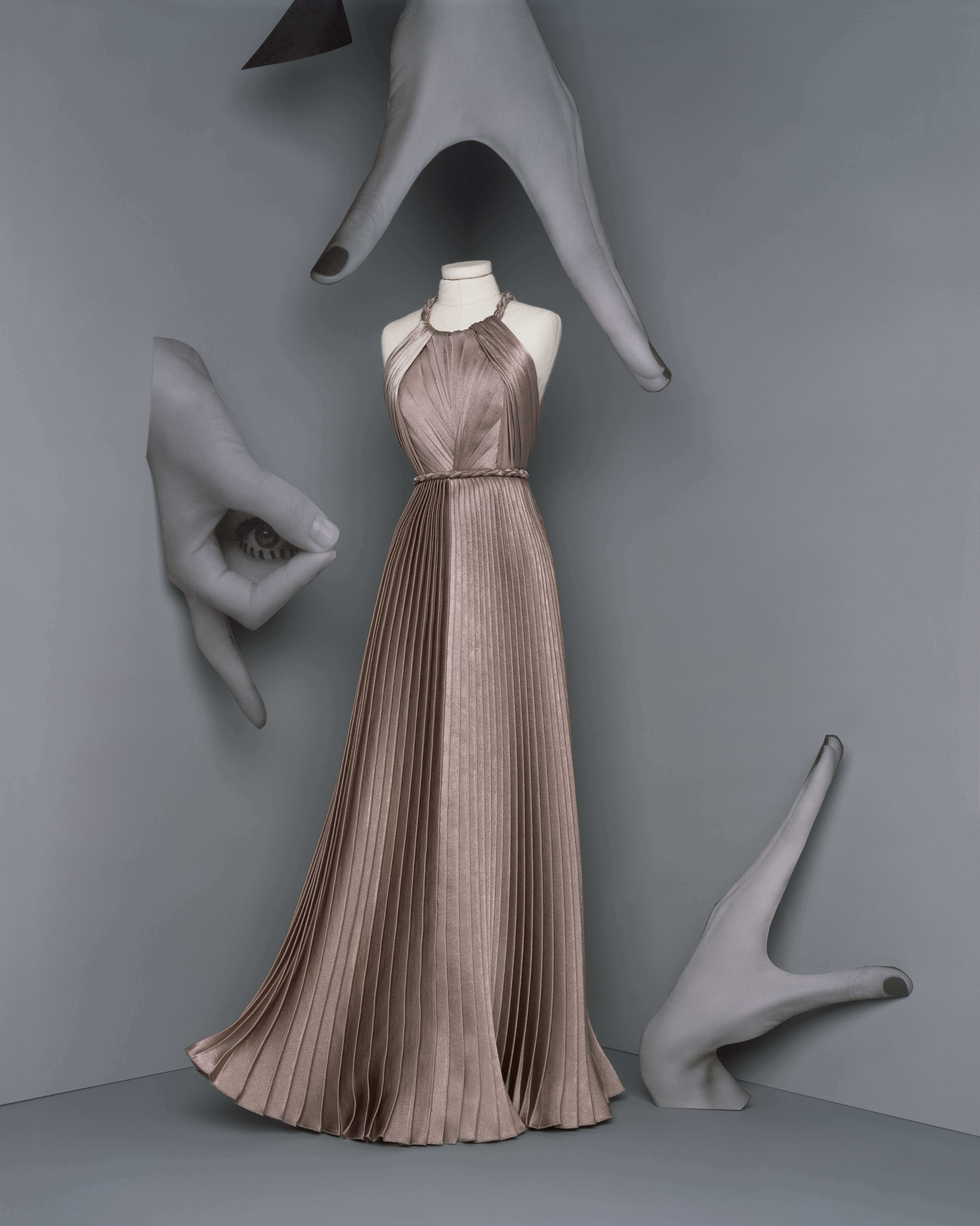 逆境中勇敢迎擊疫情！Dior迷你版高級訂製服_背後用意暗藏玄機12.jpg