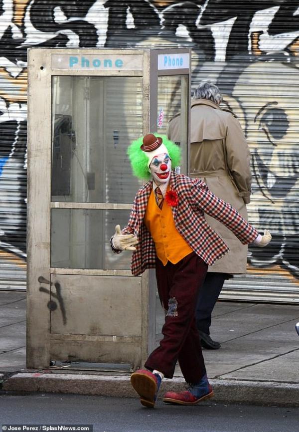 瓦昆菲尼克斯演出全新《小丑》獨立電影片場照_誇張Joker妝容在街頭賣命狂奔！_(8).jpg