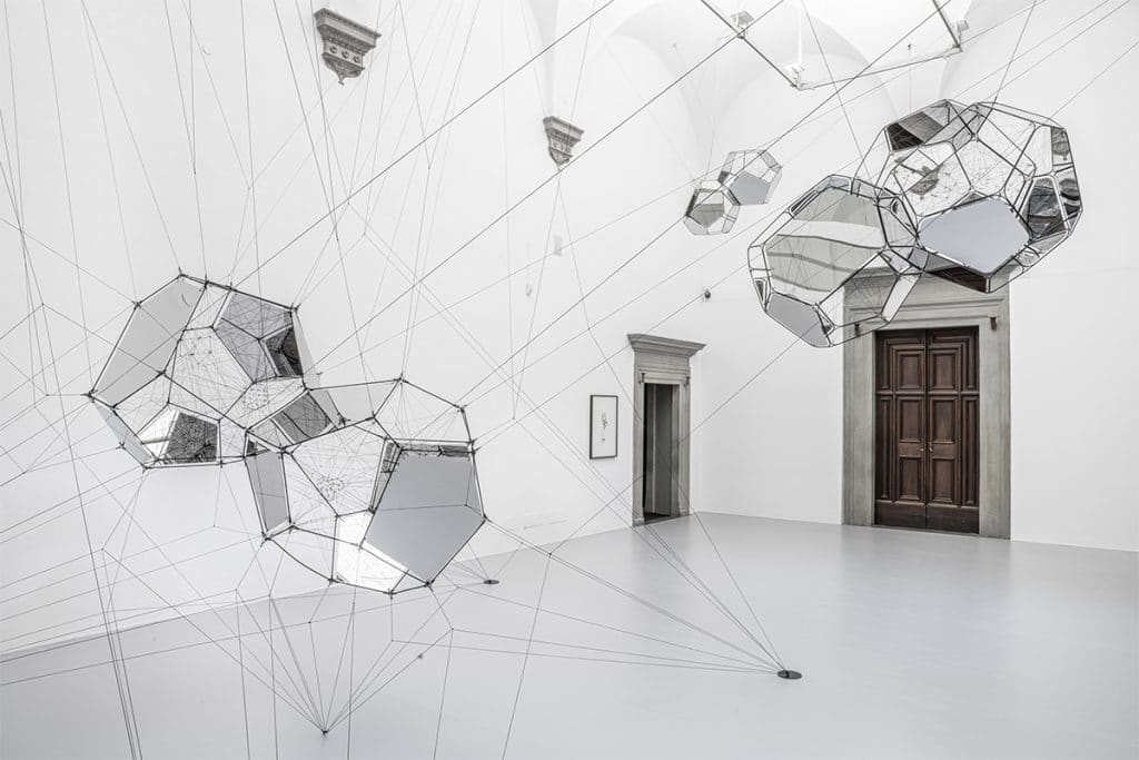 上帝垂憫的淚珠：阿根廷藝術家Tomás_Saraceno，打造清鑠飄浮的宇宙鏡球-04.jpg