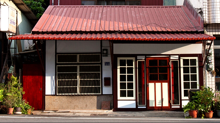 重塑老宅風華！到昔日木都品嚐老屋好滋味_小黑貓：這間法式小餐館外觀有著顯眼的紅屋頂，底下搭配乾淨的白色外牆_u3002.jpg