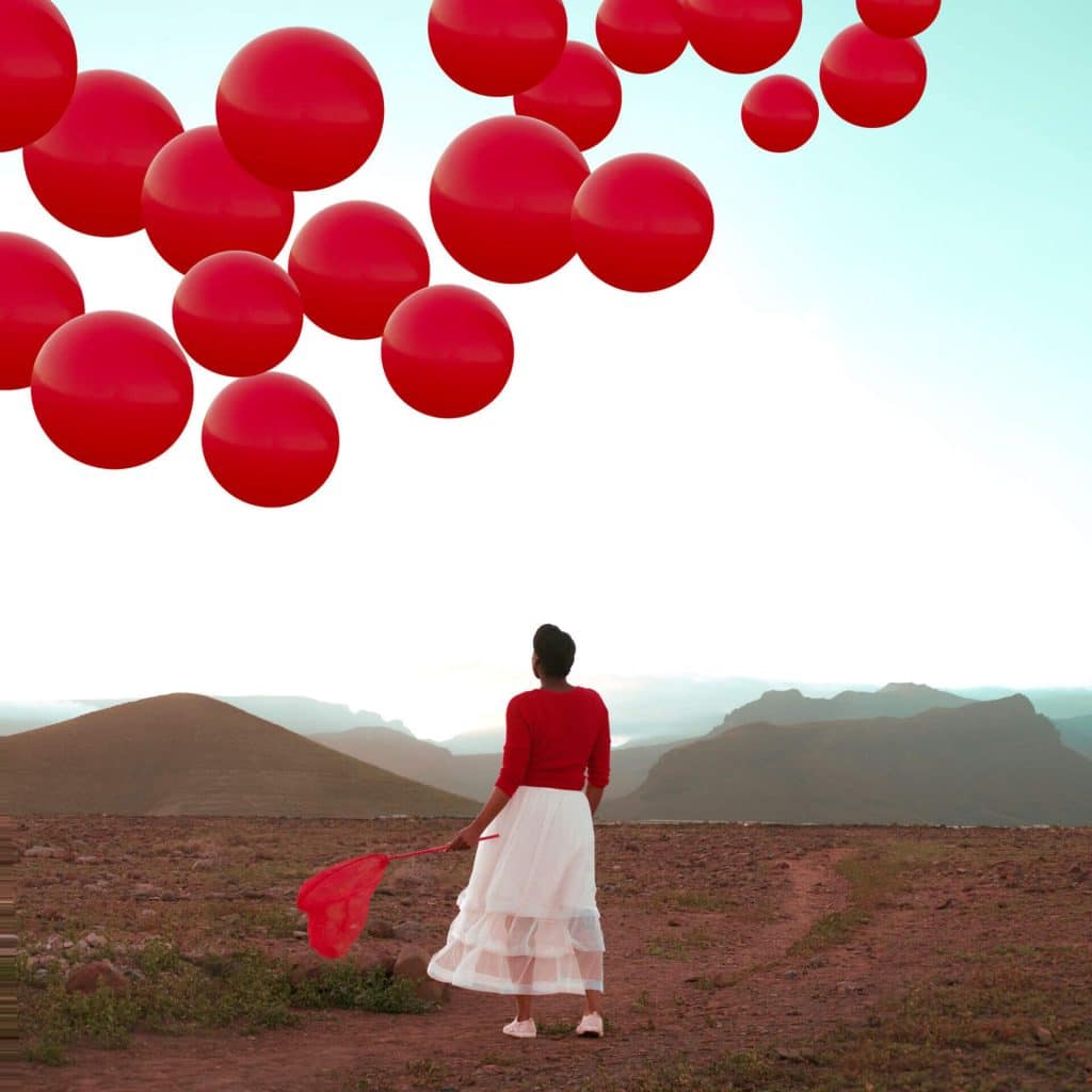 攝影師_Fares_Micue_用色彩大膽飽和的氣球，述說生命的故事與獨特的美(5).jpg