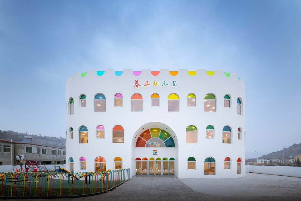 438塊彩色玻璃構成的學習之地！日本SAKO建築打造「養正幼兒園」萬花筒般繽紛校園_(1).jpg