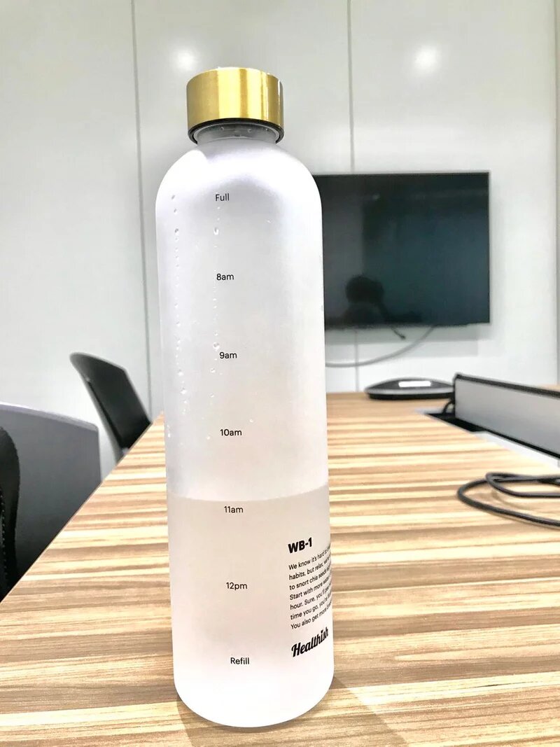 總忘記喝水到血尿？這款「懶人水瓶」超棒設計，告訴你幾點鐘就要喝完多少白開水！(2).jpg
