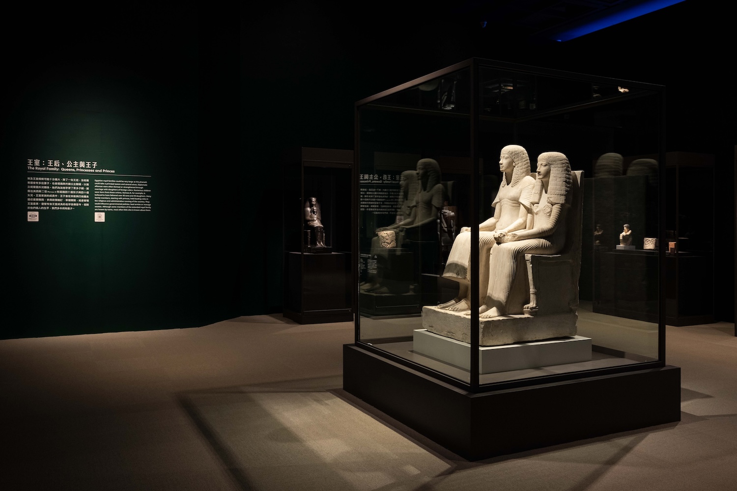 從尼羅河水聲到1:1金字塔！解構《埃及之王：法老》虛實交織的王權敘事_第四單元「王室」，圖中為展品〈未來的國王霍朗赫布及妻子的雕像〉。圖：奇美博物館提供_(5).jpg