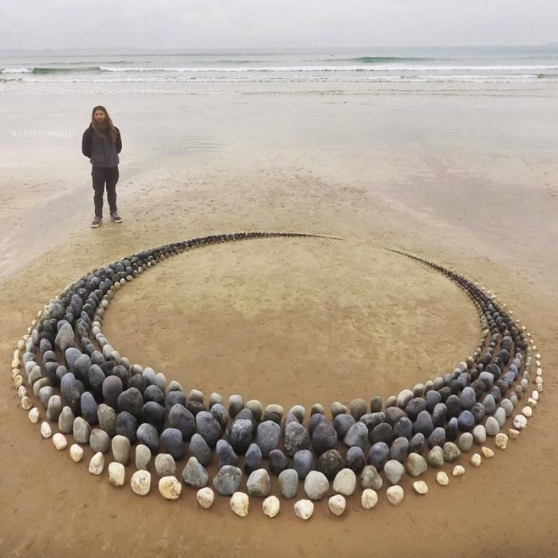 天生就是排列狂魔！藝術家在沙灘上排列出「完美石陣」，讓強迫症大喊：看得好舒服！-03.jpg