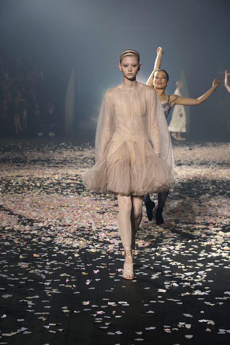 舞出真正的自己！Dior_2019春夏系列結合劇場與走秀_Maria_Grazia_Chiuri：時尚是展現自由的藝術_8.jpg