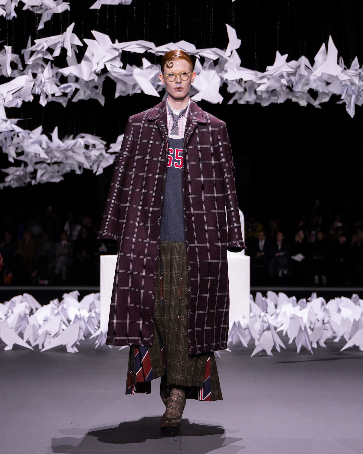 如鳥之歌般甜美！Thom_Browne_2025秋冬系列_用服飾譜寫奇幻鳥群的自由樂章_Thom_Browne_FW25_Show_look_13.JPG