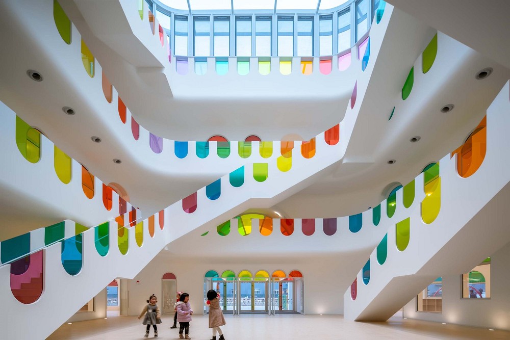 438塊彩色玻璃構成的學習之地！日本SAKO建築打造「養正幼兒園」萬花筒般繽紛校園_(4).jpg