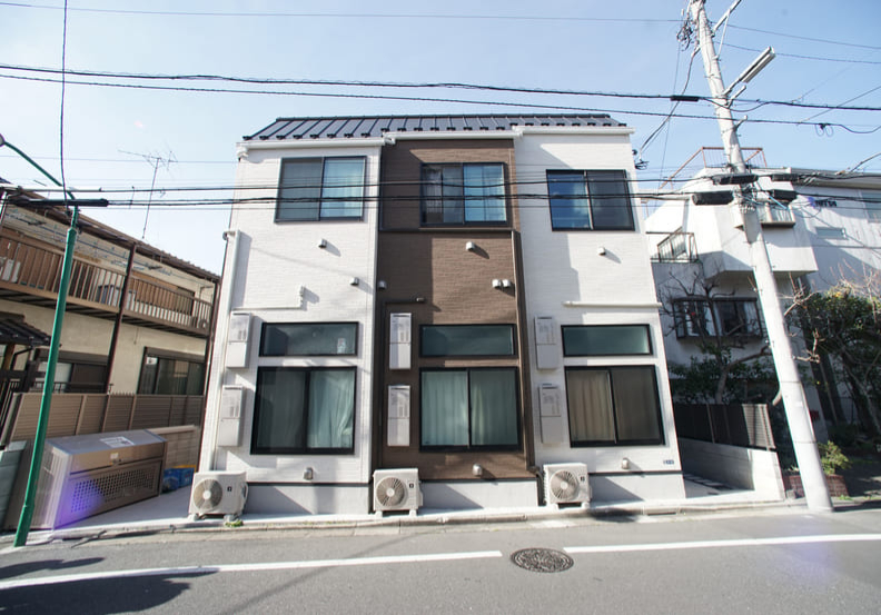 水泥叢林下的極簡生活！東京近期崛起的微型質感公寓_(1).jpg