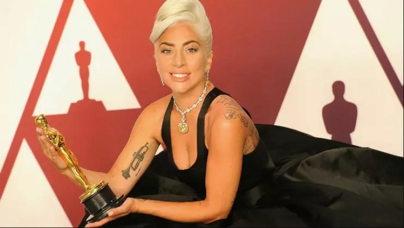 戴上_Tiffany_價值_3000_萬美元鑽石項鍊是什麼感覺？Lady_Gaga：全程被保鑣「恐怖凝視」！(3).jpg