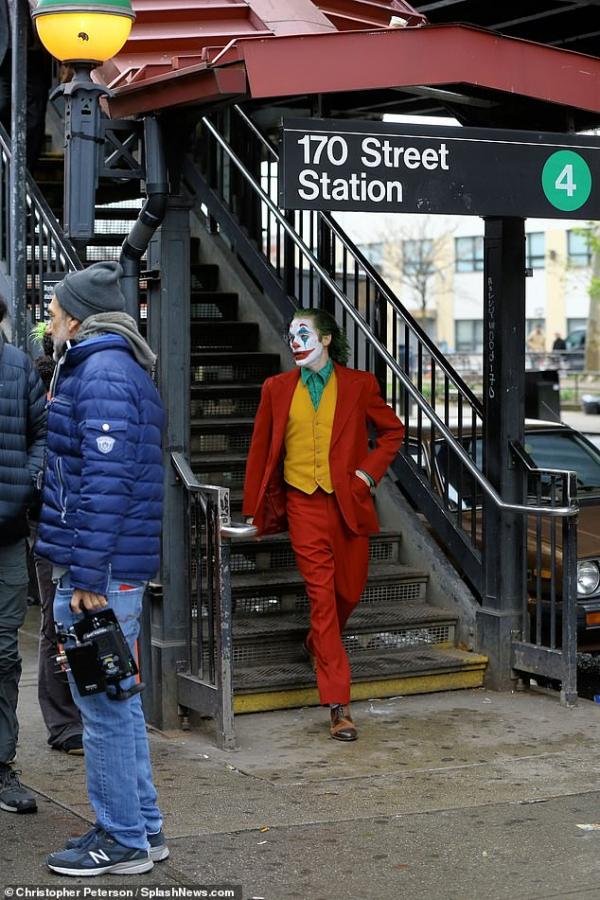 瓦昆菲尼克斯演出全新《小丑》獨立電影片場照_誇張Joker妝容在街頭賣命狂奔！_(6).jpg