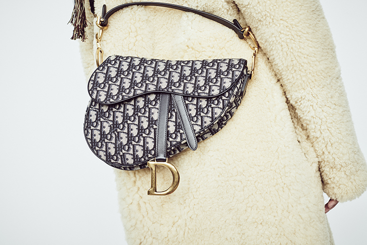 【時尚，原來如此】Dior馬鞍包重磅回歸時尚圈！細數20年歷史與傳承工藝_(2).jpg