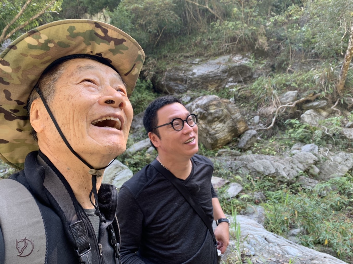 《我在荒野做了一場夢》：台灣生態攝影先驅徐仁修用生命書寫的自然詩篇_徐仁修(左)和沈可尚導演（右）一起走遍美麗的荒野，也到了太魯閣捕捉台灣之美。圖／牽猴子_提供.jpg