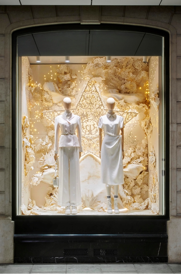 從縷空雕刻到古風手繪！Dior全球聖誕裝飾_你最喜歡哪一個？_10.jpg