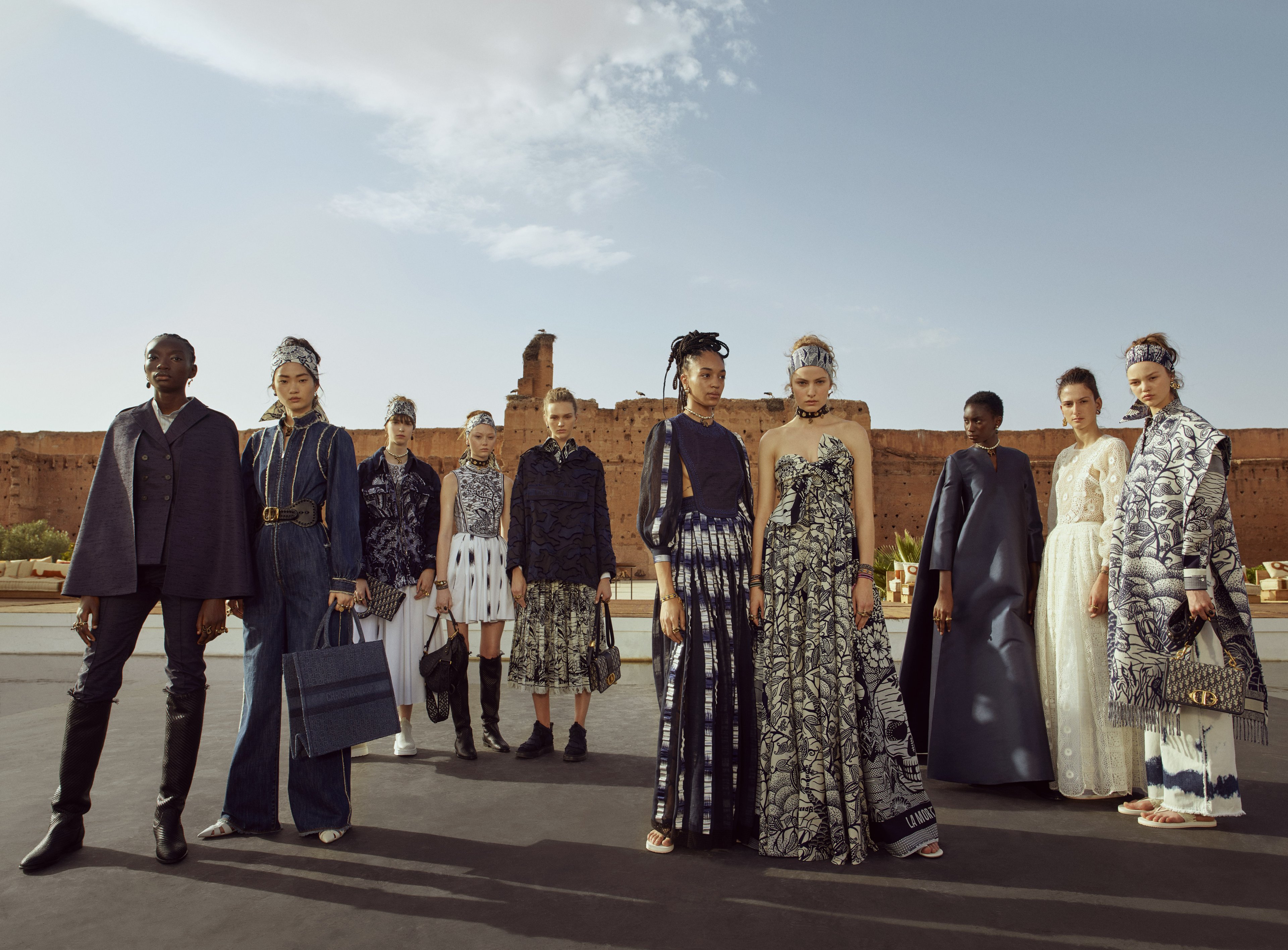 向非洲致敬！與蠟染工坊合作_Dior_2020早春度假系列走入摩洛哥王宮_1.jpg