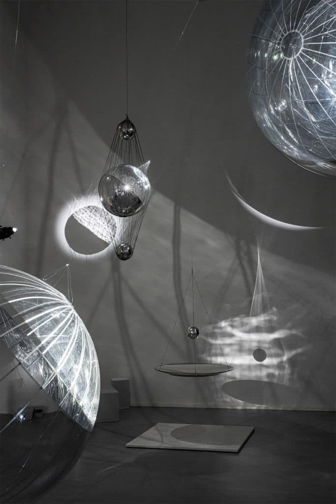 上帝垂憫的淚珠：阿根廷藝術家Tomás_Saraceno，打造清鑠飄浮的宇宙鏡球-06.jpg