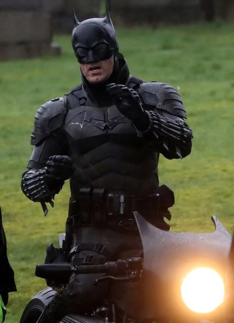 夠帥嗎？羅伯派汀森DC新版《蝙蝠俠》戰袍第一次完整曝光，不見經典黑披風！(4).jpg