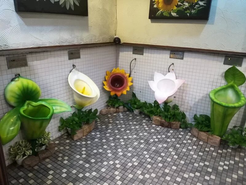 日本網友發現超奇葩男廁「花卉小便池」網路爆紅，真實地點居然是在台灣？！(1).jpg