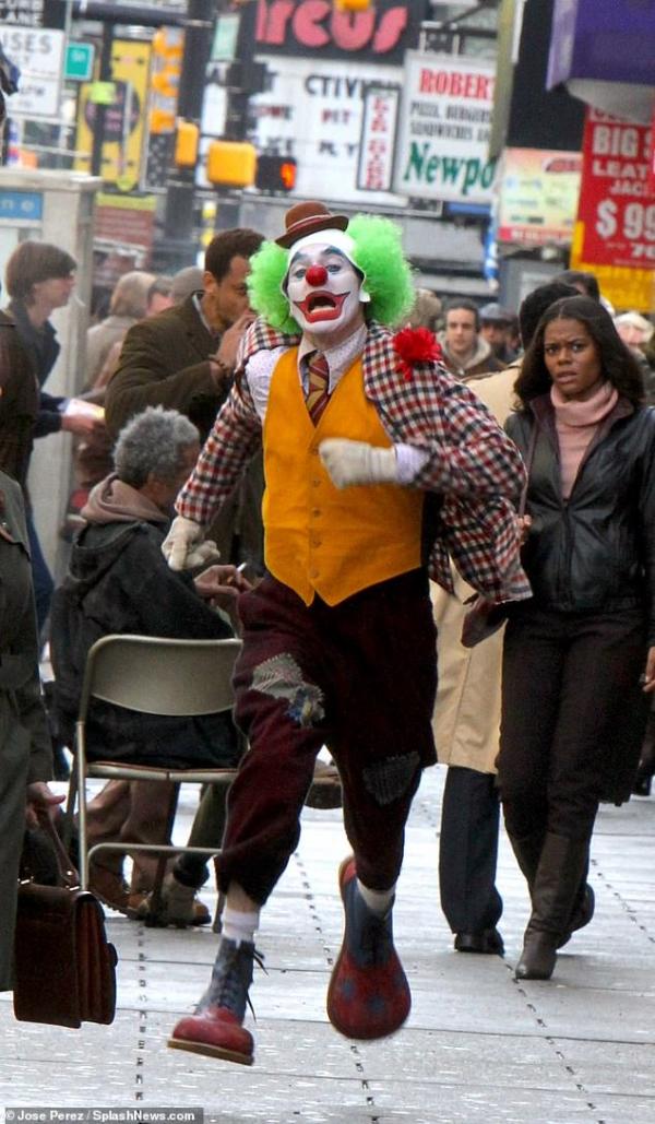 瓦昆菲尼克斯演出全新《小丑》獨立電影片場照_誇張Joker妝容在街頭賣命狂奔！_(10).jpg