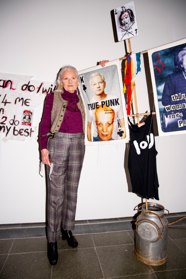 不只是設計師，也是行動主義者！Vivienne_Westwood化時裝秀為示威_為維基解密創辦人發聲7.JPG