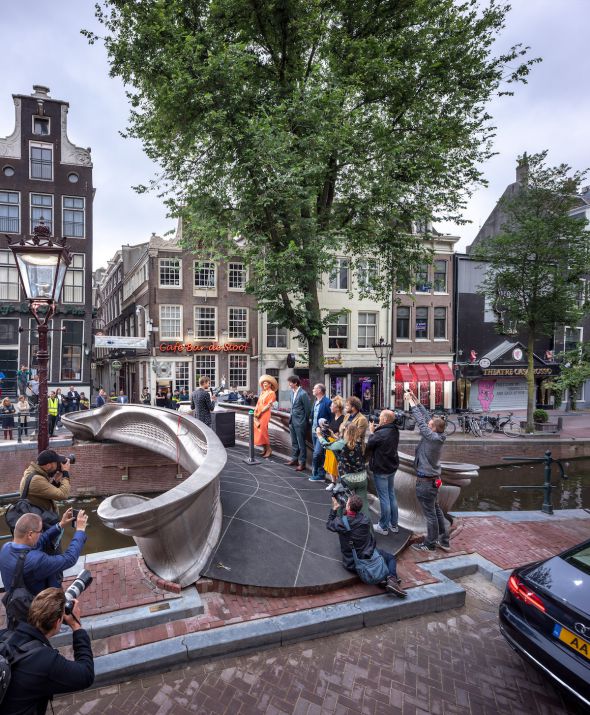 紅燈區新地景_——_世上第一座_3D_打印橋於阿姆斯特丹開通，荷蘭女王也難抵魅力(5).jpg