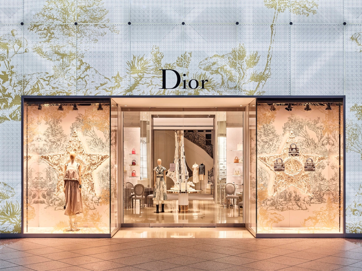 從縷空雕刻到古風手繪！Dior全球聖誕裝飾_你最喜歡哪一個？_6.jpg