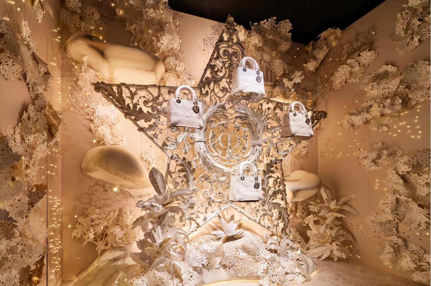 從縷空雕刻到古風手繪！Dior全球聖誕裝飾_你最喜歡哪一個？_32.jpg