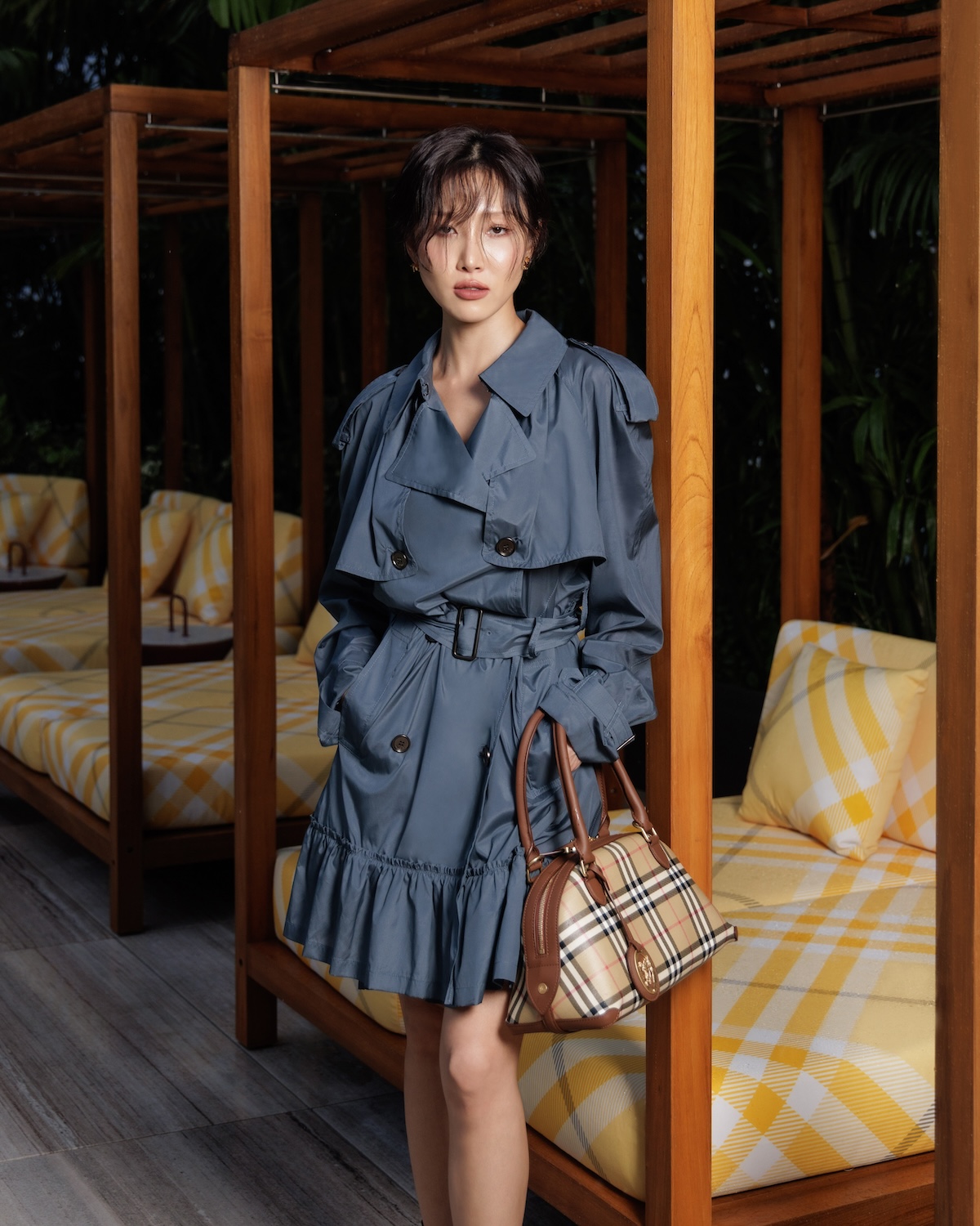 當亮眼格紋遇見都會摩登綠洲：Burberry的曼谷高空盛夏企劃_韓國女星華莎(Hwasa)身著Burberry出席2026泰國曼谷活動.jpg