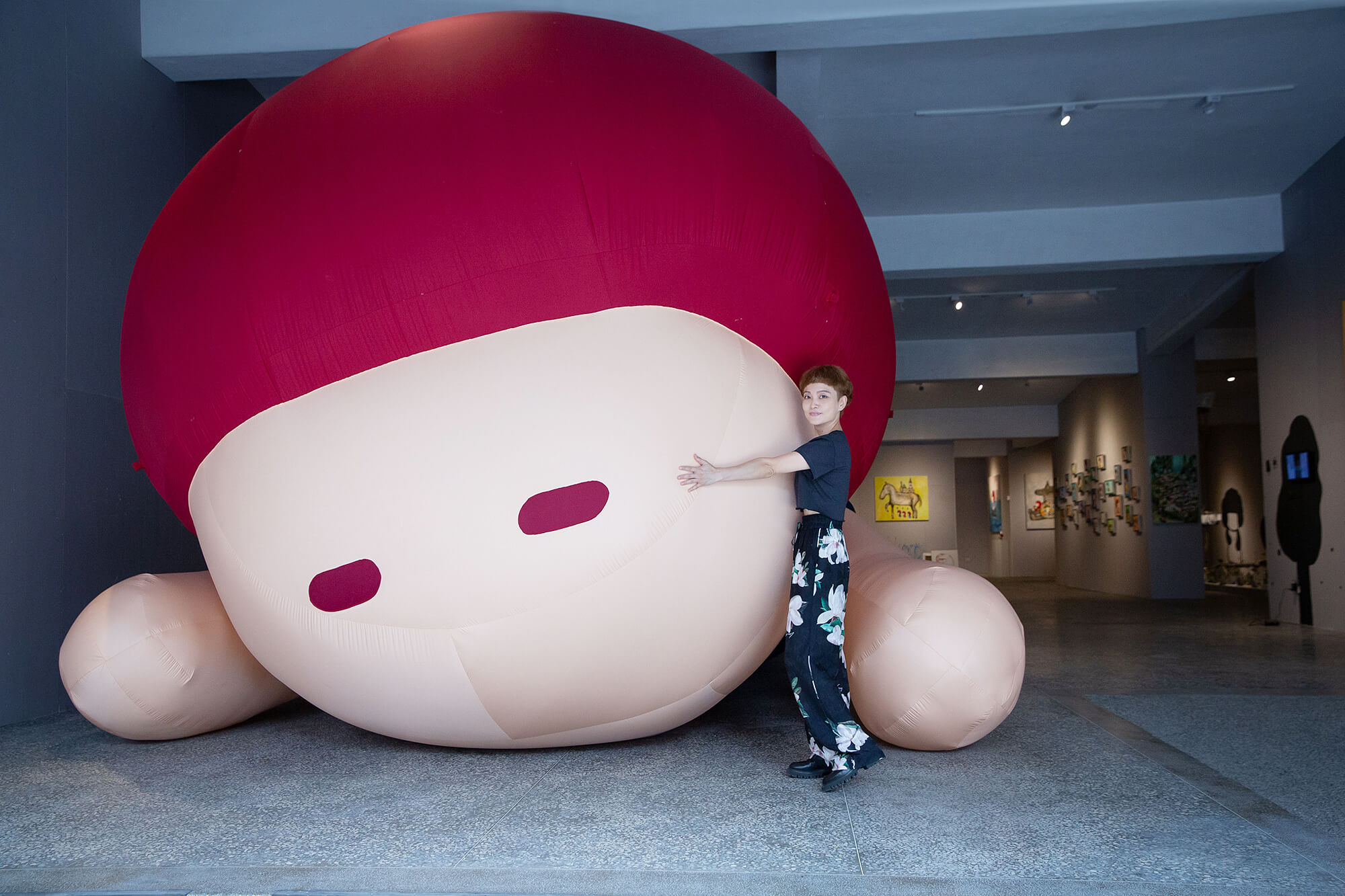 感受滿滿的幸福感！台灣當代藝術家打造《國王的森林城市》_最萌療癒力進駐嘉義_當代藝術家寧芮潔首場大型個展就辦在嘉義，展場內七公尺長的大型充氣氣球十分吸睛.jpg
