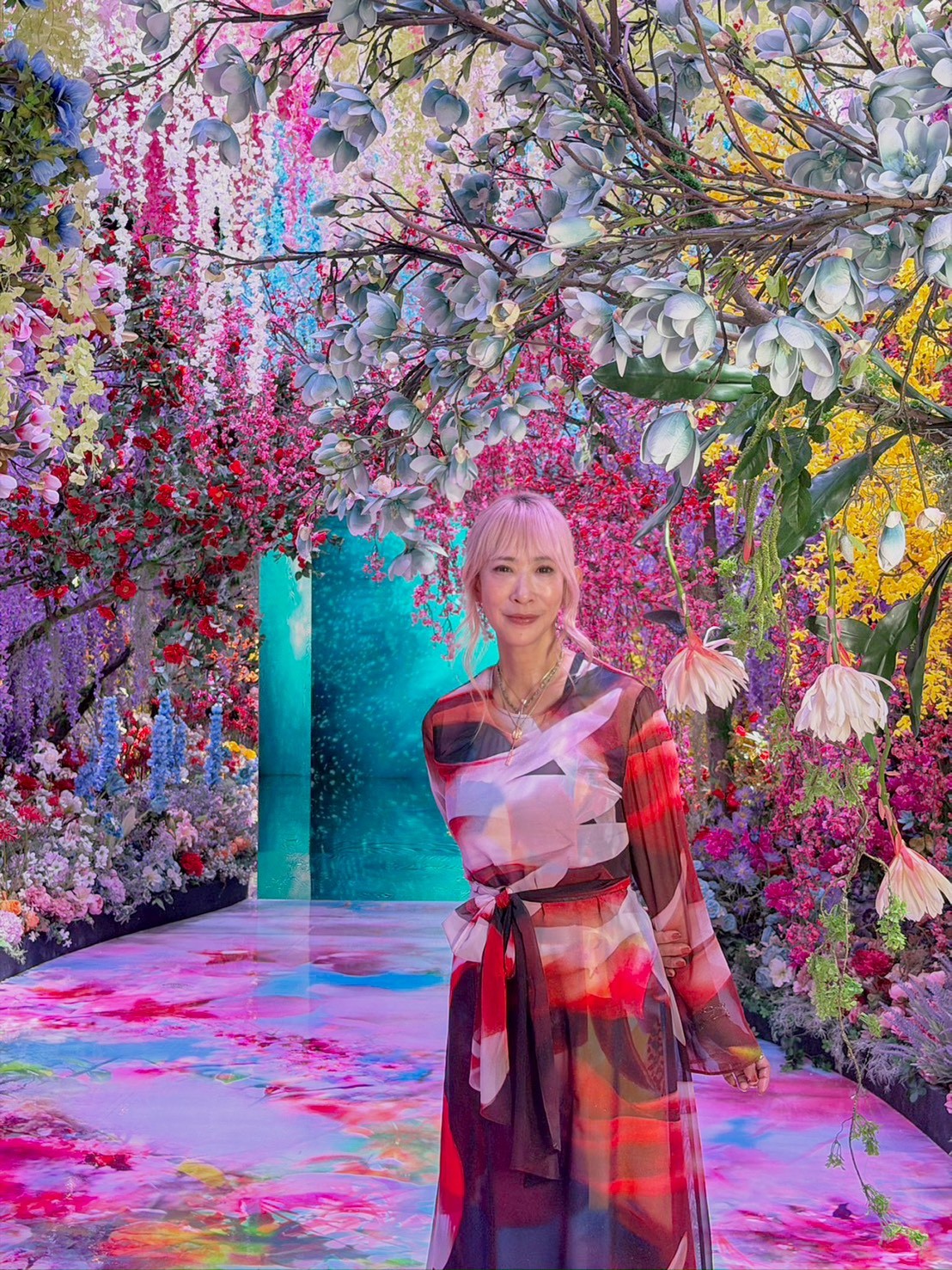 獻給台北的華麗探險！走進蜷川實花的幻色夢境，在光影中找尋自己的故事_20-蜷川實花現身《蜷川實花展_with_EiM：彼岸之光，此岸之影》_開幕記者會。圖／聯合數位文創提供.jpg