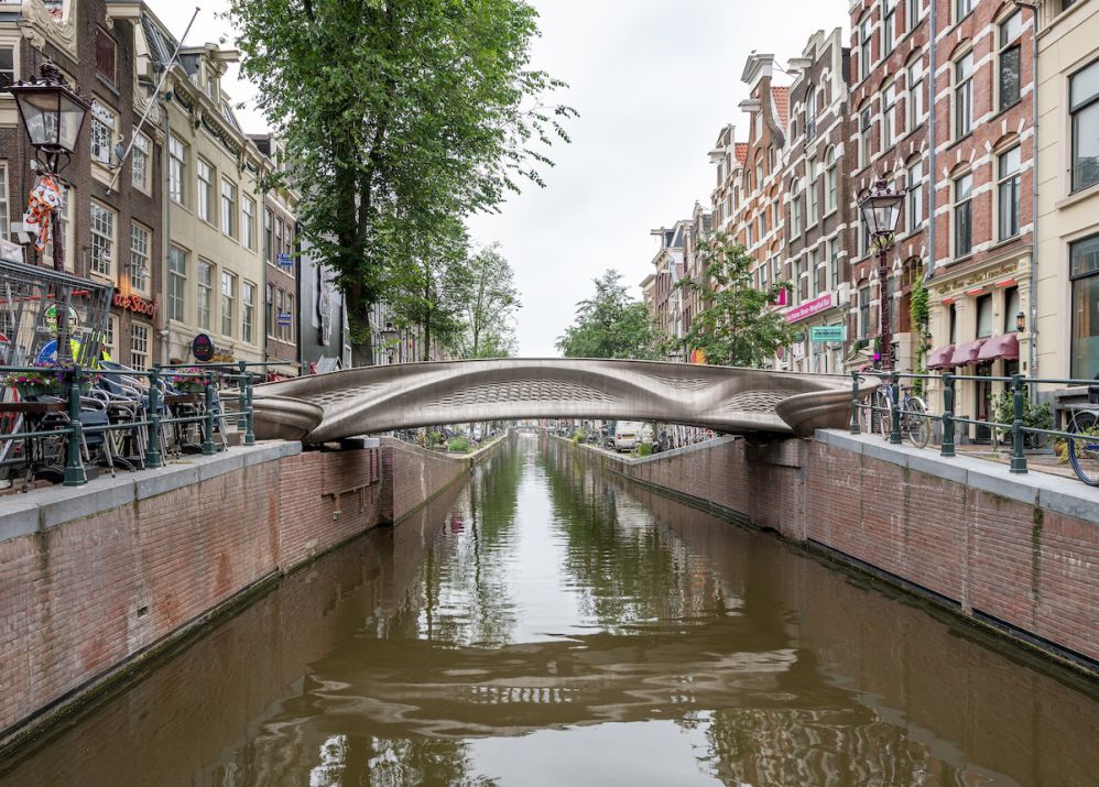 紅燈區新地景_——_世上第一座_3D_打印橋於阿姆斯特丹開通，荷蘭女王也難抵魅力(6).jpg