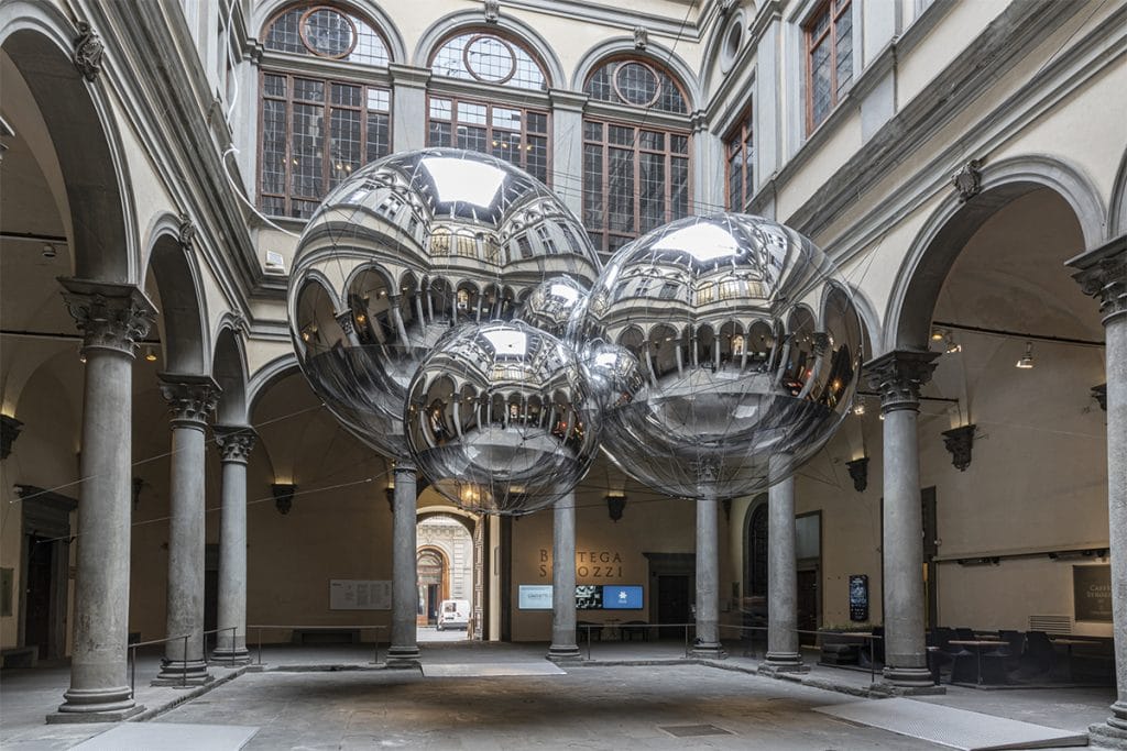 上帝垂憫的淚珠：阿根廷藝術家Tomás_Saraceno，打造清鑠飄浮的宇宙鏡球-01.jpg