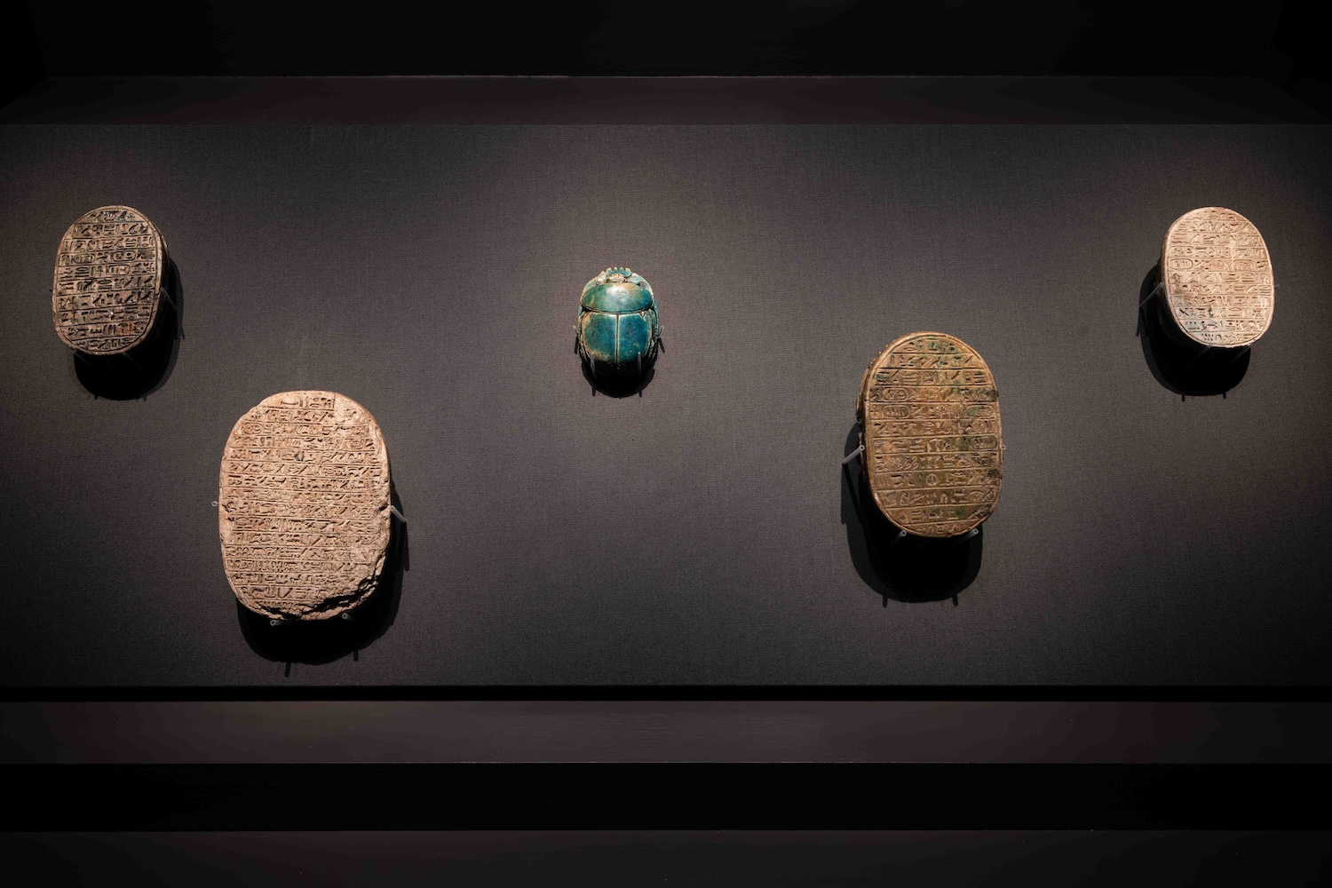 從尼羅河水聲到1:1金字塔！解構《埃及之王：法老》虛實交織的王權敘事_單元「埃及與世界」，展品〈阿蒙霍特普三世在位期間製作的紀念聖甲蟲〉。圖：奇美博物館提供.jpg