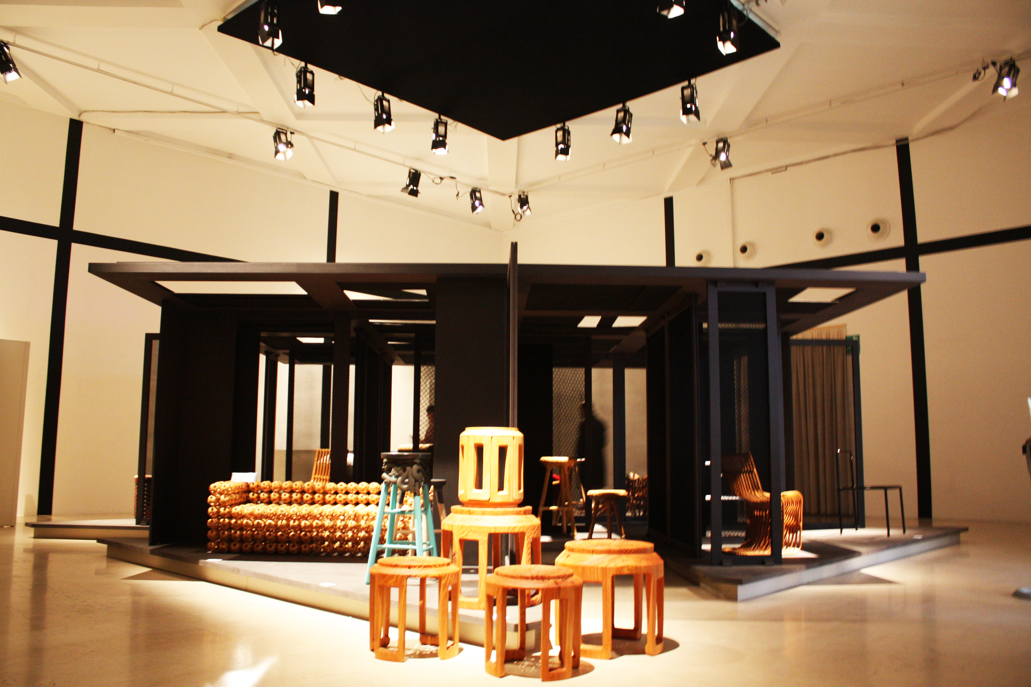 2013年義大利米蘭國際家具展，台灣工藝設計品牌Yii展出2008至2012年間17位台灣傑出當代設計師和3位國際設計師共同研發的台灣原創當代設計精品椅。（圖／國立臺灣工藝研究發展中心）