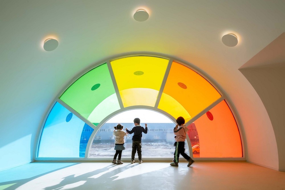 438塊彩色玻璃構成的學習之地！日本SAKO建築打造「養正幼兒園」萬花筒般繽紛校園_(6).jpg