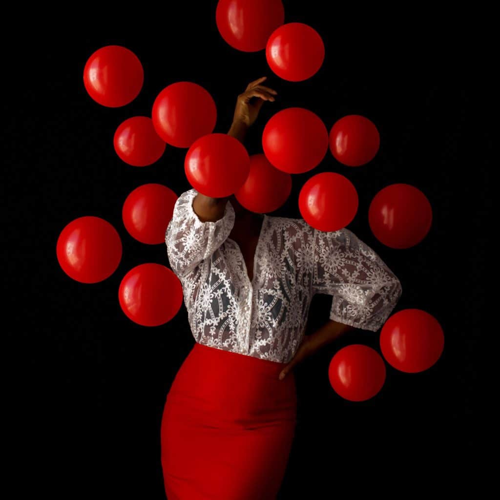 攝影師_Fares_Micue_用色彩大膽飽和的氣球，述說生命的故事與獨特的美(6).jpg