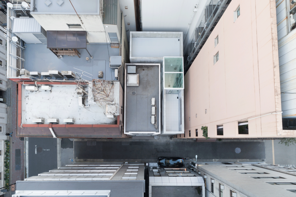 東京銀座巷內的L型小屋！日本SOCO讓2.7米寬清水模辦公空間極大化(1)_.png