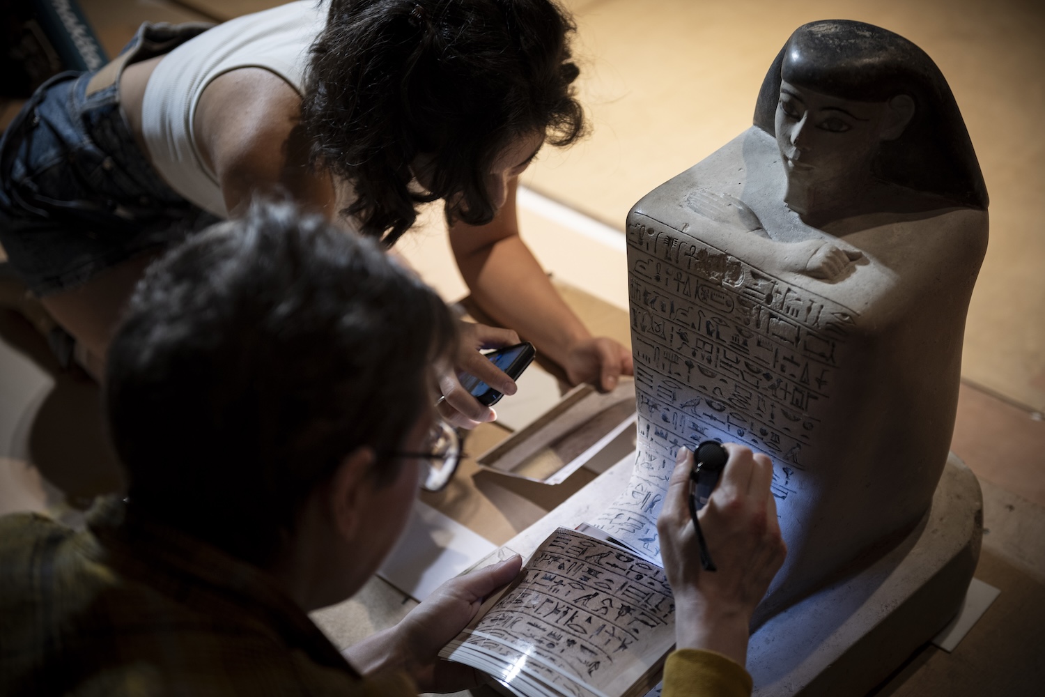 戴著雙冠的凡人與神：大英博物館策展人帶路解構「法老」的身分真相_布展過程，大英博物館工作人員在展出前仔細確認展品狀況。圖：奇美博物館提供_(1).jpg
