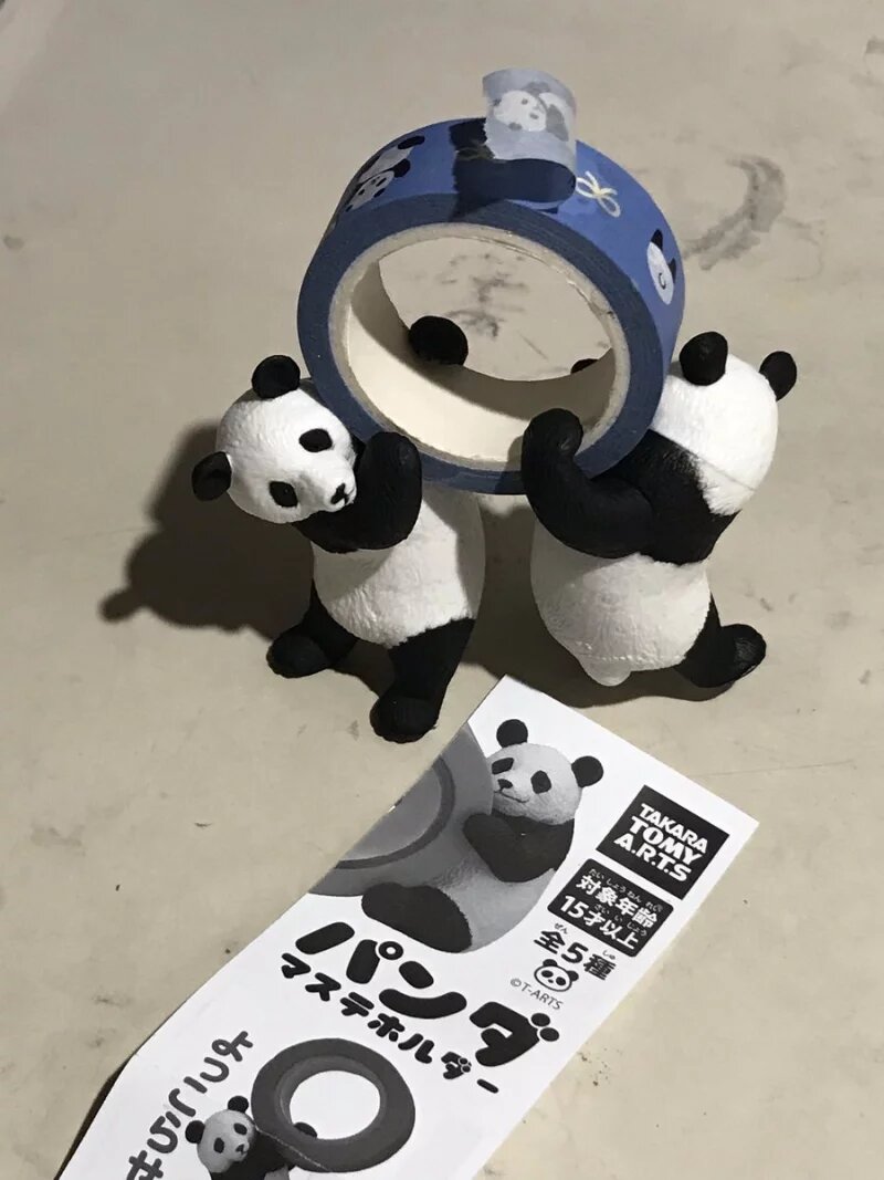 文具控的惡趣味！日本推出「熊貓紙膠帶座」扭蛋，在你桌上耍雜技姿勢超可愛！(1).jpg