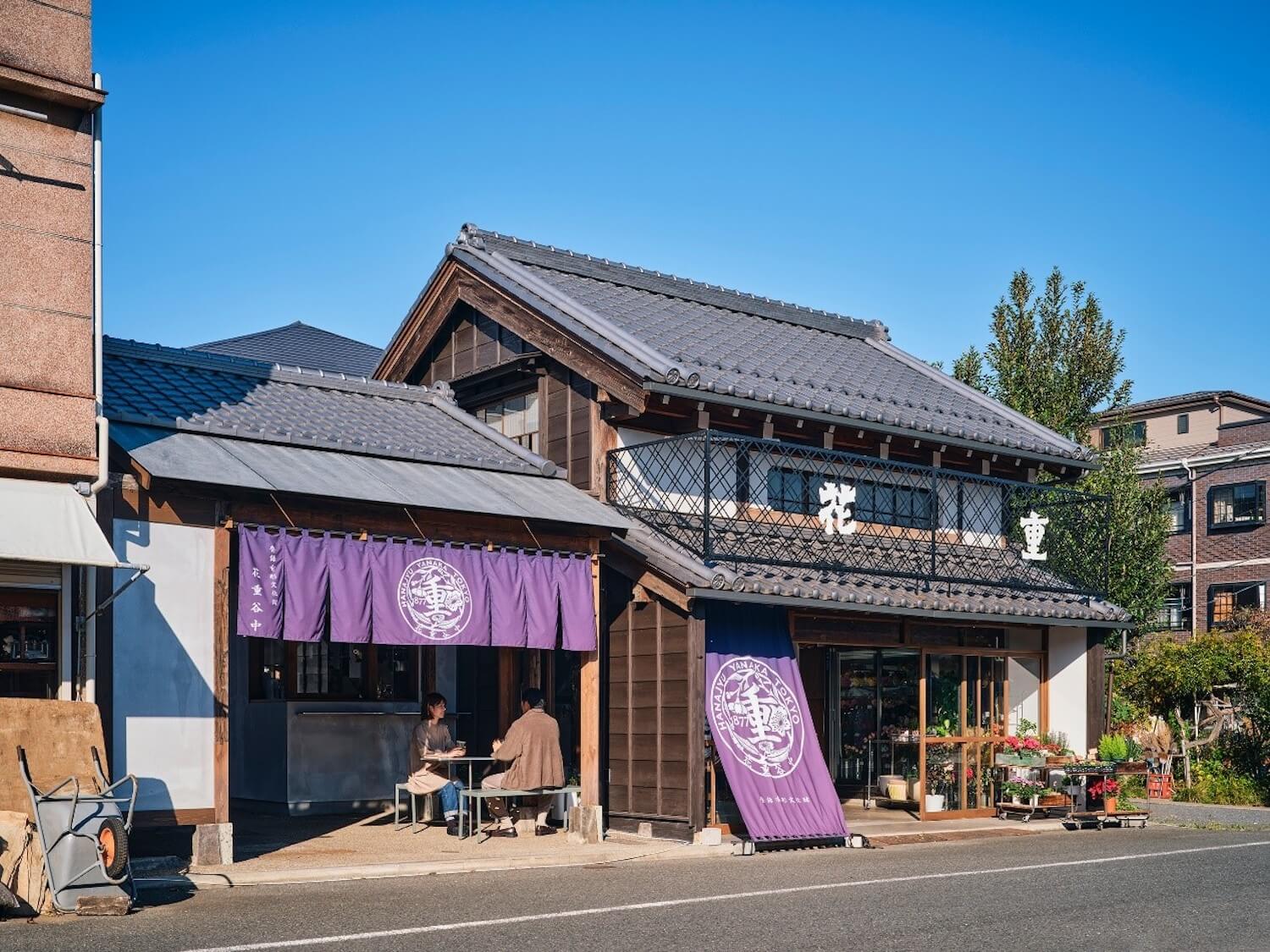 沉浸在復古老派的慢時光！隱身在東京的「東京有形文化資產」古屋咖啡廳_品味日本的時代更迭_圖11：老字號花店「花重」進行翻修的咖啡廳「花重谷中茶屋」。（©關拓彌）.jpg